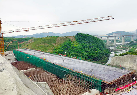 公司承建的贵阳南明河大桥左幅箱梁顶板混凝土浇筑完成-杨志永.jpg