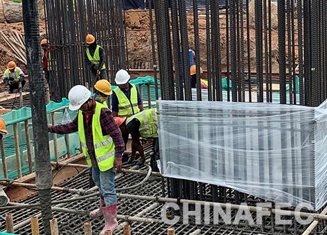 柬埔寨皇家铂晶公寓项目顺利浇筑首个承台混凝土.jpg