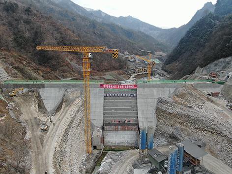 城口松柏水库项目--城口县松柏水库工程大坝提前实现封顶--闫鹤丹.jpg