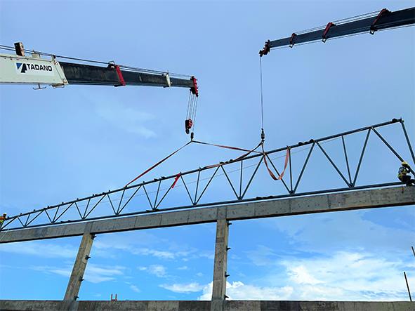 柬埔寨rsg2制衣厂区建设工程项目首榀钢桁架顺利安装(1).jpg